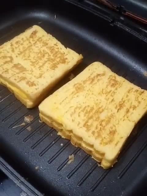 Gambar langkah 3 resipi Roti Telur Bakar Cheese.
