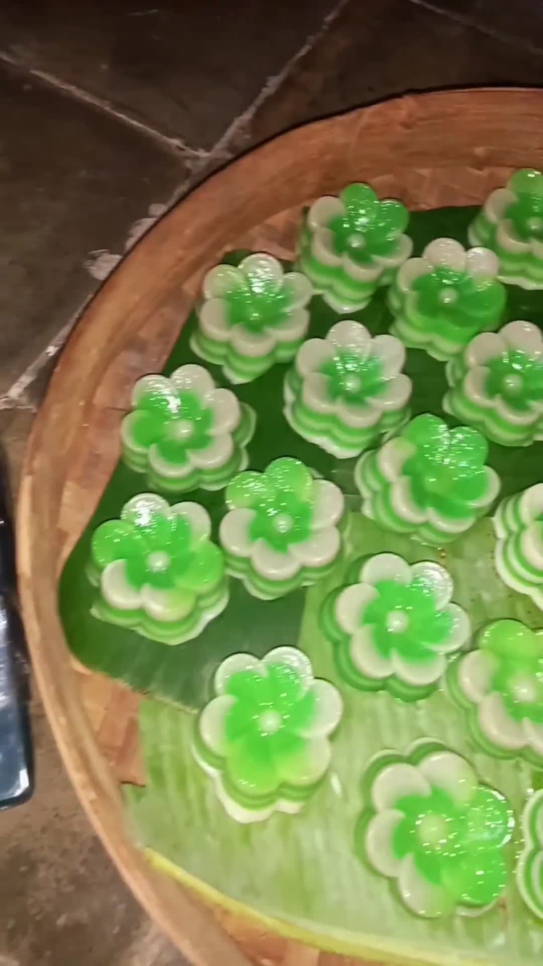 Foto langkah ke 5 dari resep Kue Lapis Bunga.