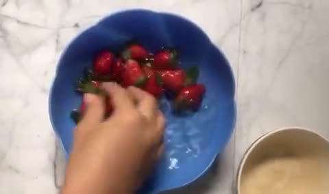 Foto langkah ke 1 dari resep Korean Strawberry Milk.
