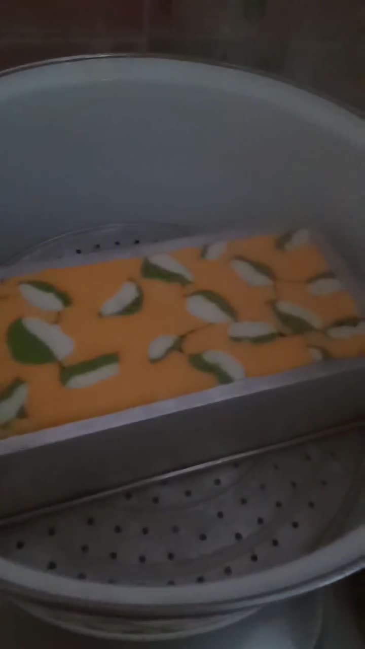 Foto langkah ke 3 dari resep Bolu Kukus Pisang Motif Batik.