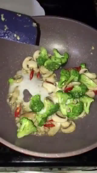 Foto langkah ke 3 dari resep Brokoli Jamur Kuah.