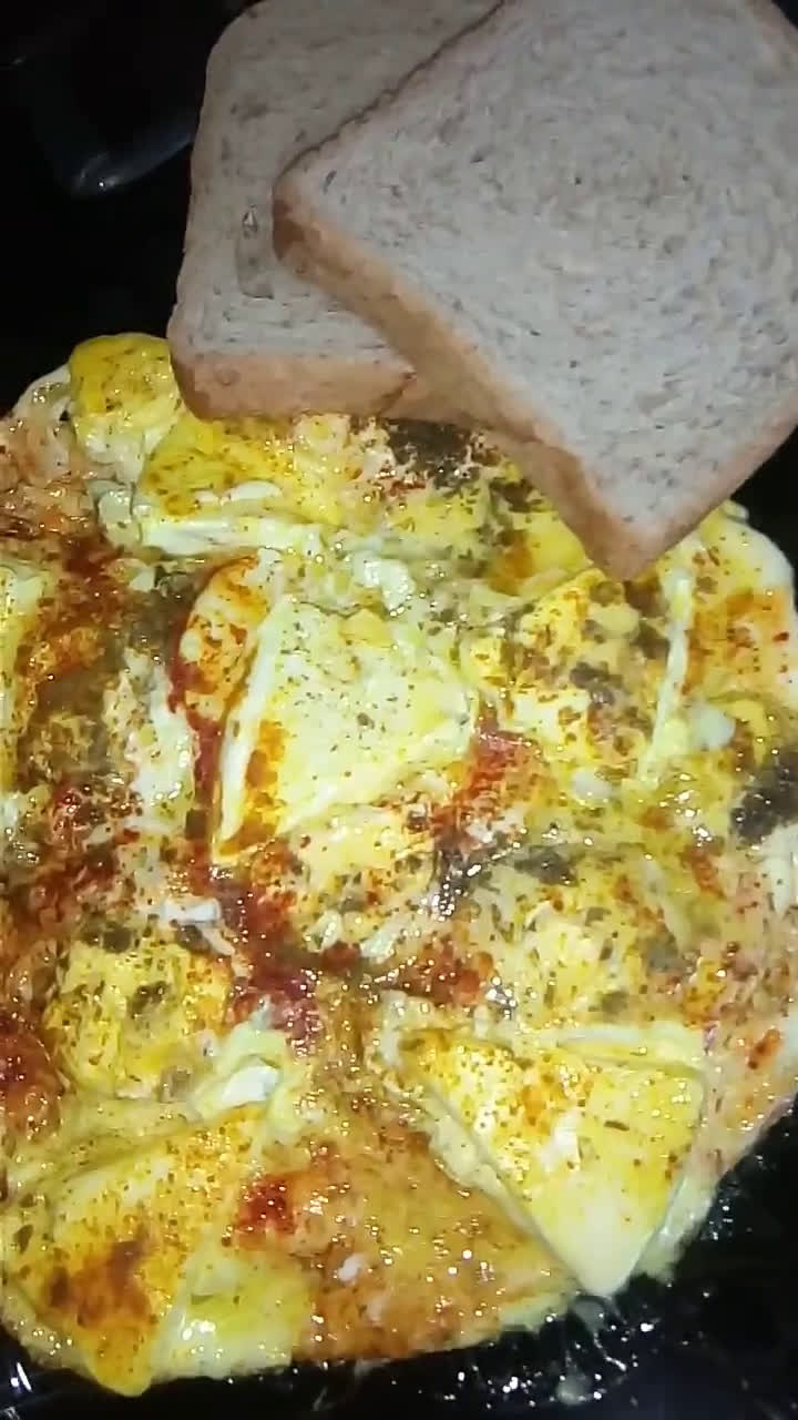 صورة لخطوة 3 من وصفة بيض بالجبن والكركم والزعتر 👌👌
