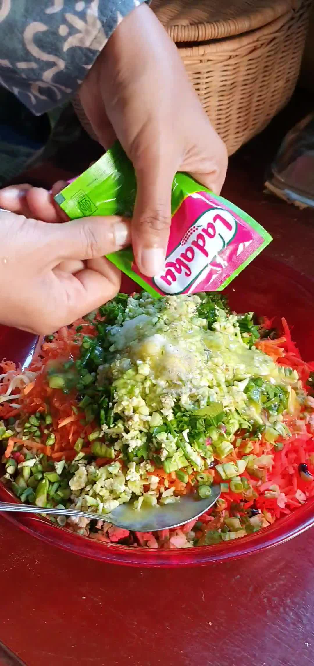 Foto langkah ke 2 dari resep Nugget Mie Sayuran.