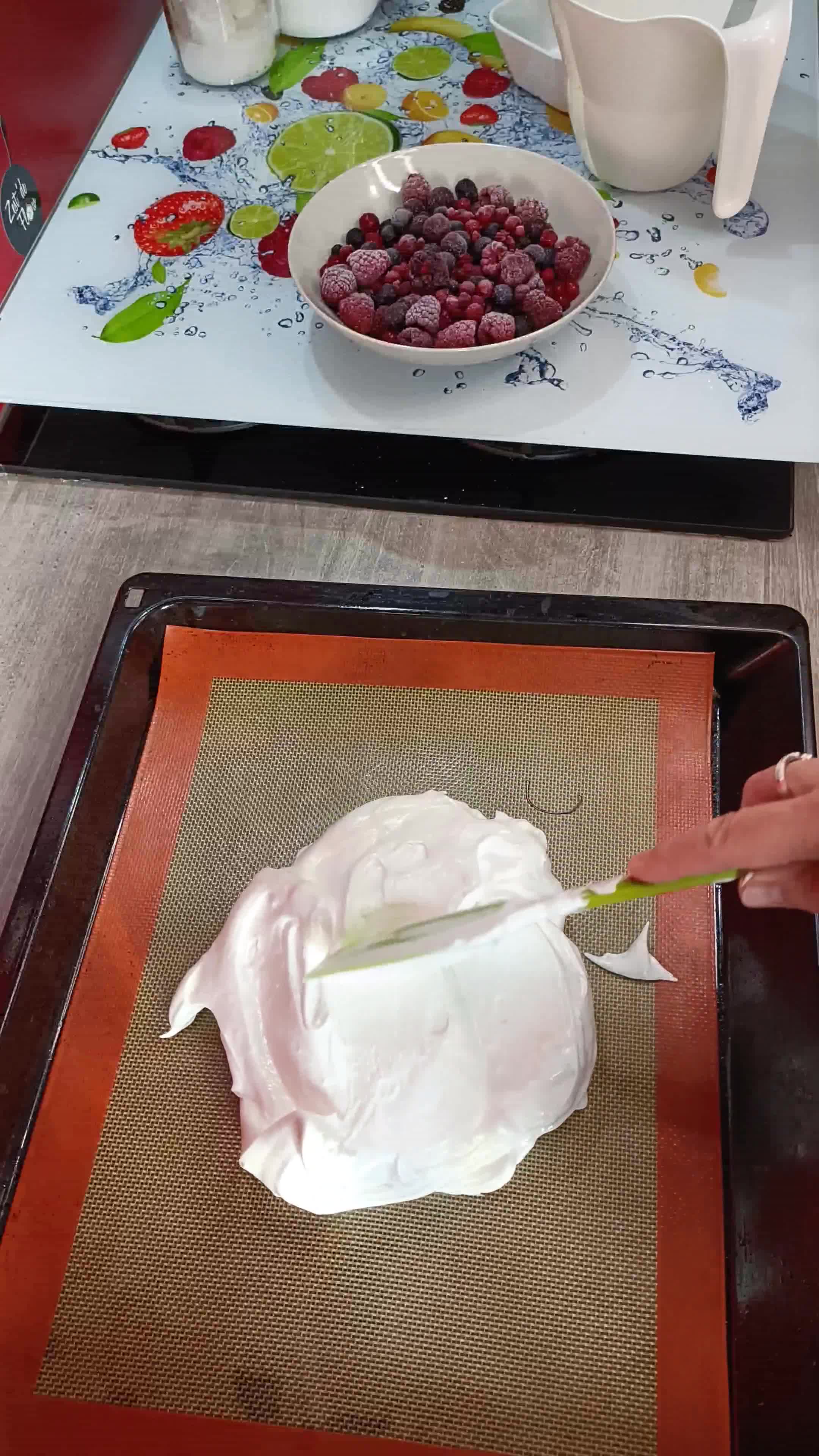 Une image de l'étape 5 de 🍓Pavlova Fraise et chantilly coco vanille.