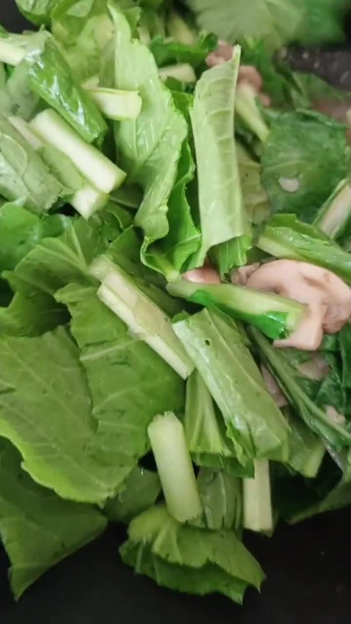 Foto langkah ke 4 dari resep Tumis Sawi Jamur Kancing.