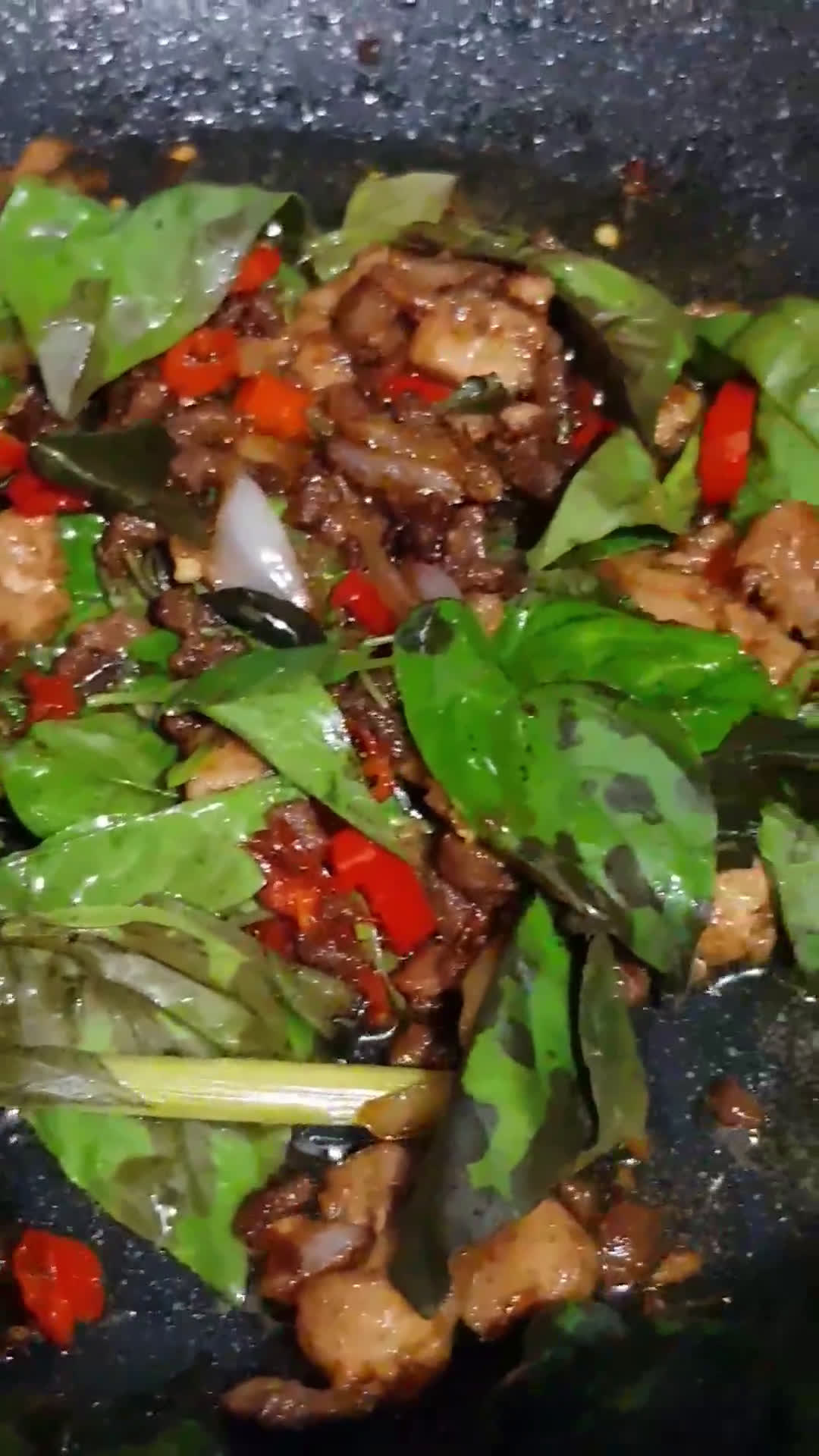 Foto langkah ke 5 dari resep Pad Krapow Gai/ Spicy Thai Basil Chicken 🌶.