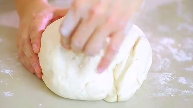 صورة لخطوة 1 من وصفة عجينة السمبوسه المنزليه 🥟🥟