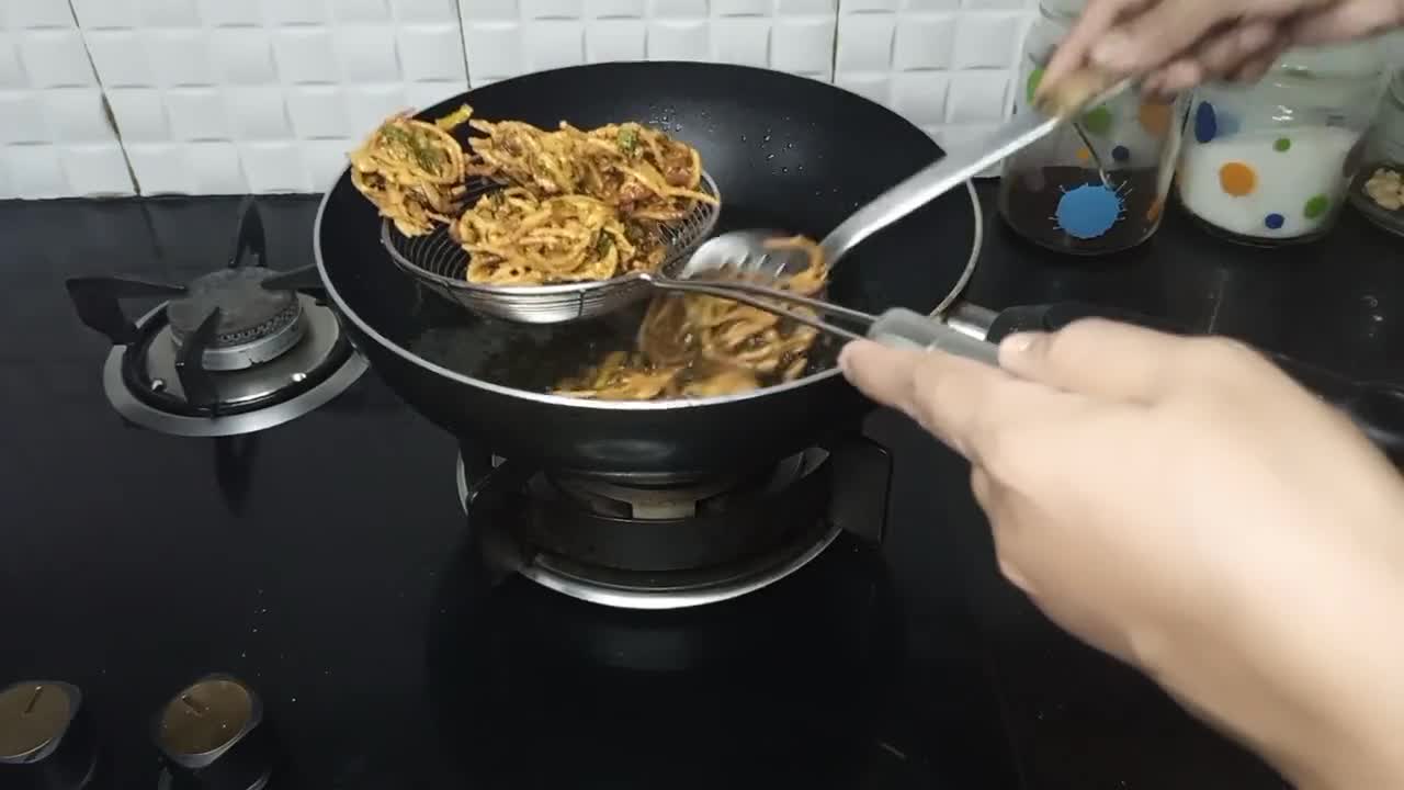 A picture of step 6 of Noodles pakora.