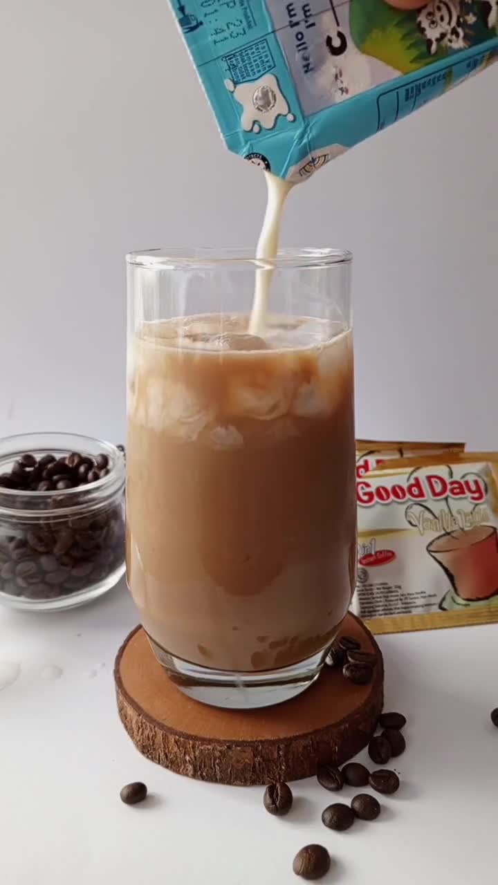Foto langkah ke 3 dari resep Iced Vanilla Latte.