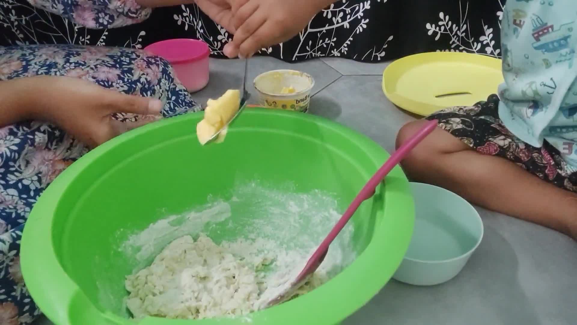 Foto langkah ke 3 dari resep Roti Manis Isi Cokelat.