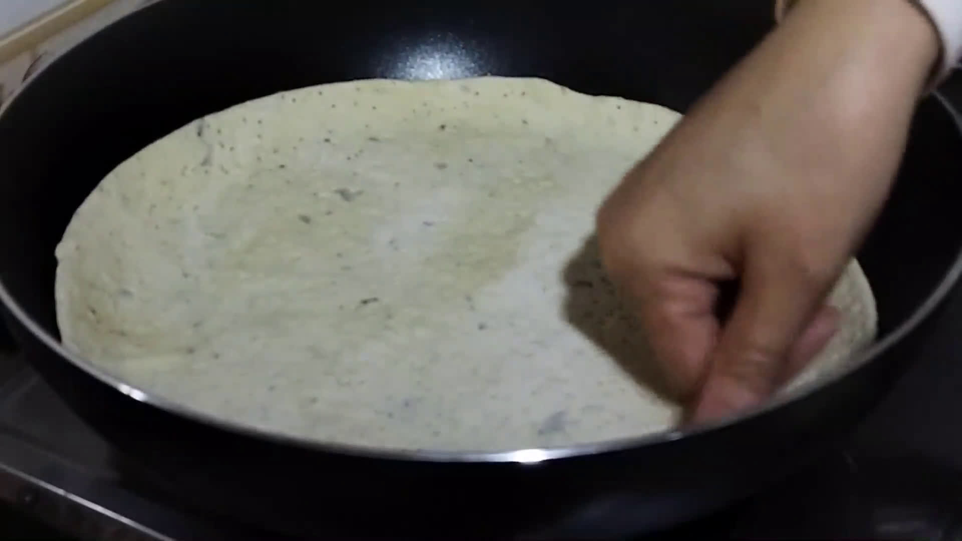 صورة لخطوة 2 من وصفة بيتزا فالمقلاة سهلة وسريعة التحضير رائعة فالمداق متل المطاعم 🍕