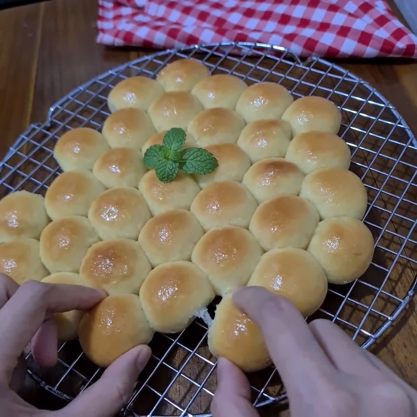 Foto langkah ke 6 dari resep Bubbles Bread No Knead Super Easy (Roti Gelembung).