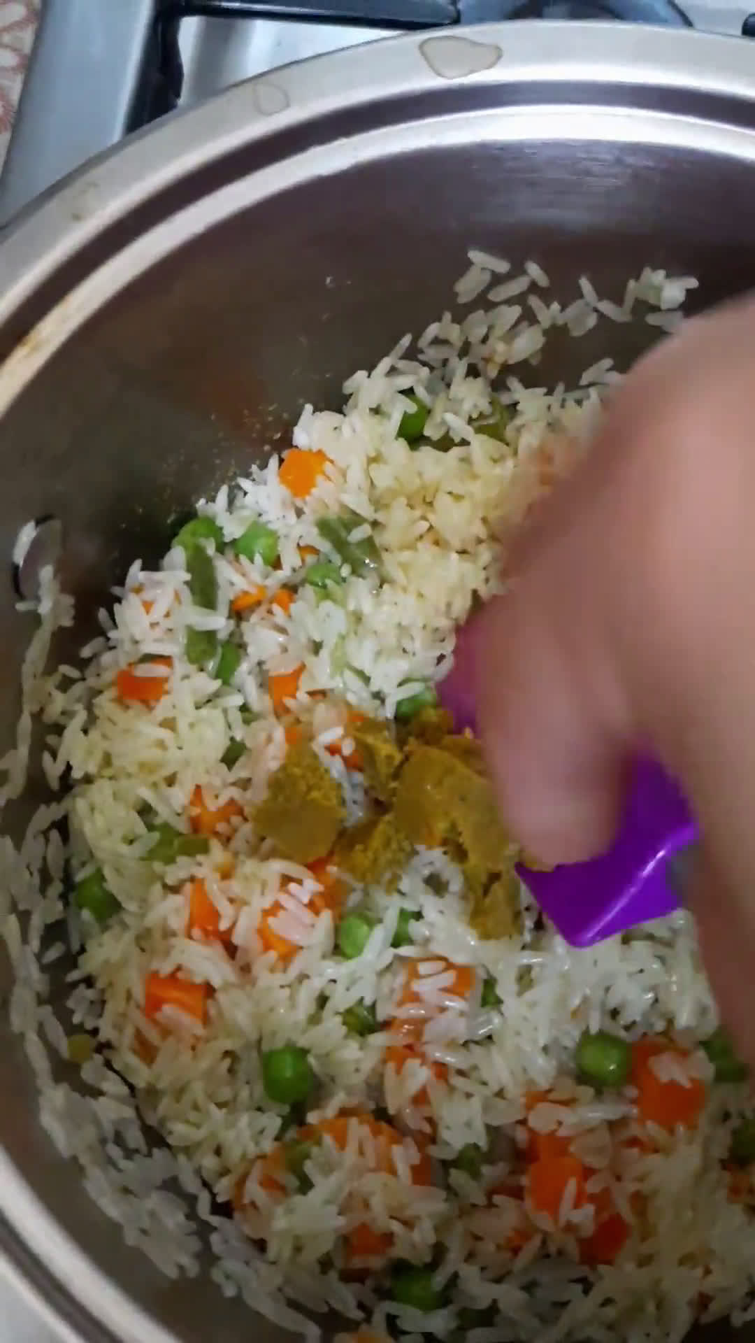 صورة لخطوة 4 من وصفة ارز بالخضار مع فخذ دجاج بالاعشاب 🍚🥕🍗