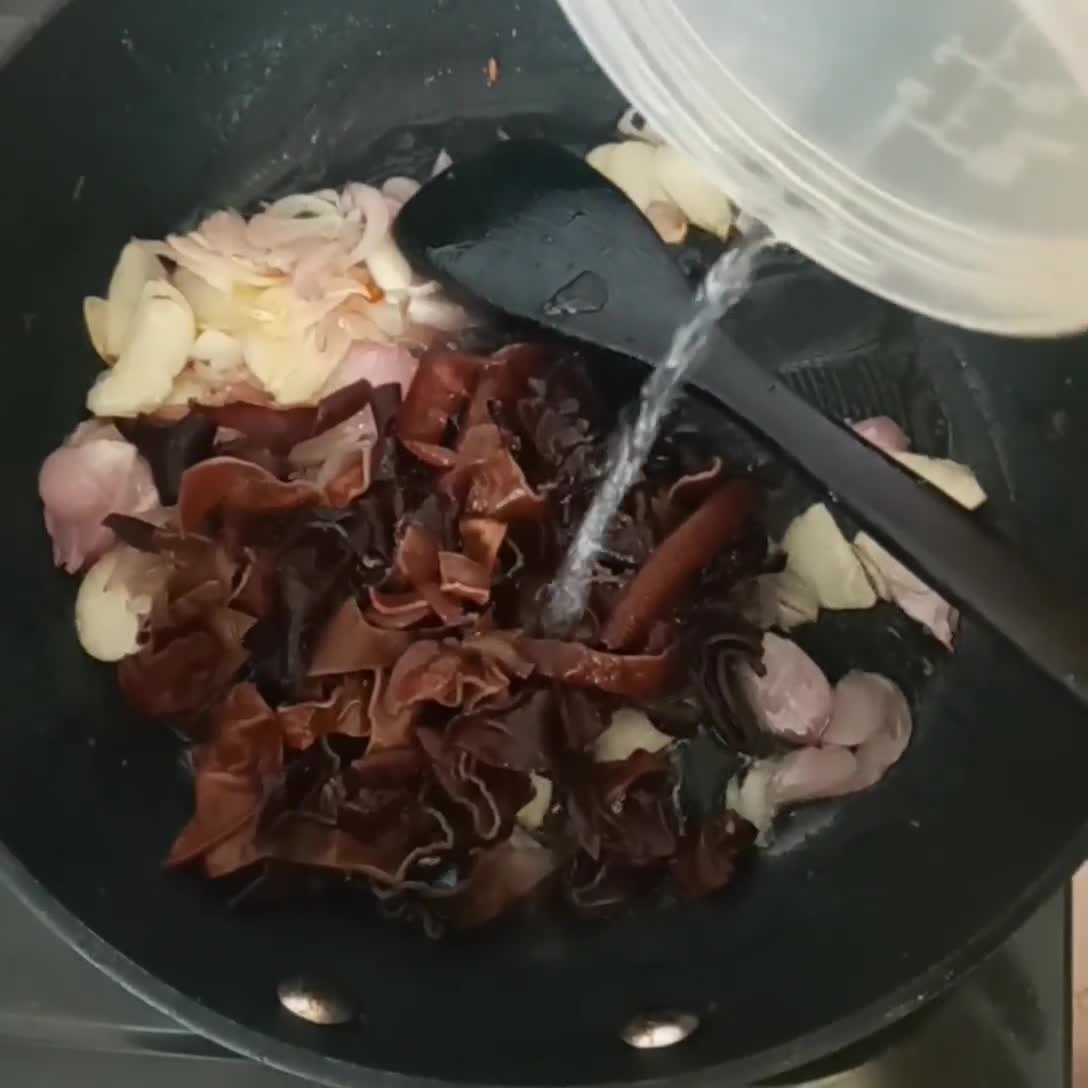 Foto langkah ke 1 dari resep Oseng Soun Jamur Lombok Hijau.