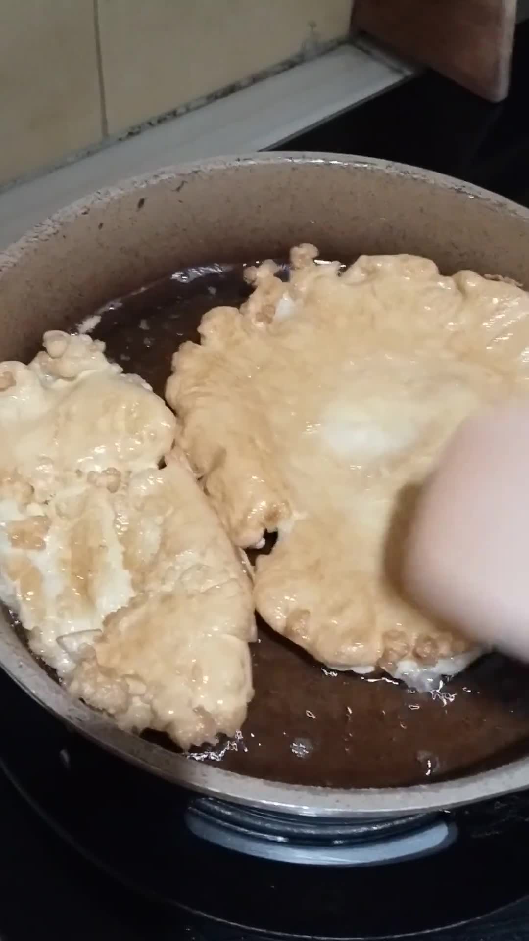 Foto langkah ke 3 dari resep Telur Dadar Keriting Crispy.