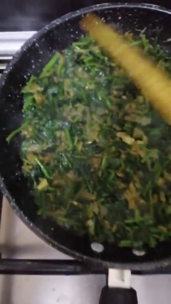 صورة لخطوة 3 من وصفة بيض بالسبانخ وزيت الزيتون🍳🌿