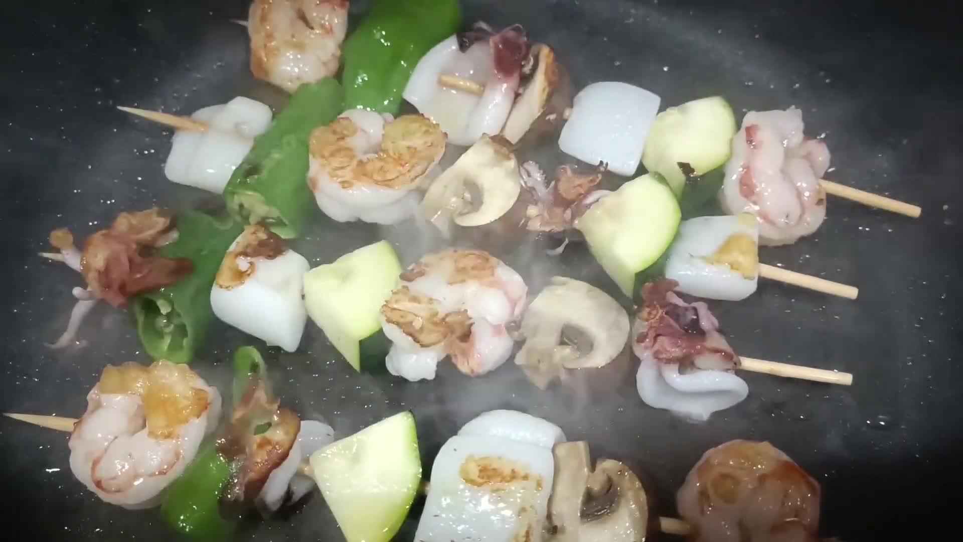 Foto del paso 3 de la receta: Brochetas de gambas, calamar y sepia