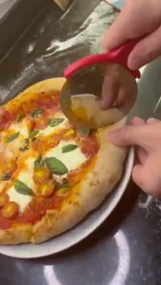 Foto del paso 6 de la receta: Pizza Napolitana Margarita, con masa congelada #ThinkingFoods