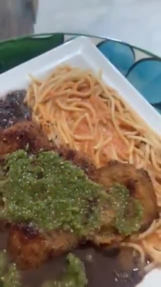 Foto del paso 4 de la receta: Frijoles negros con pollo empanizado y pasta roja