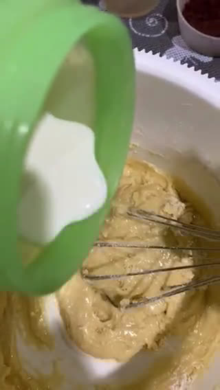 Foto langkah ke 2 dari resep Bolu Kukus Mekar Cokelat Tanpa Mixer.