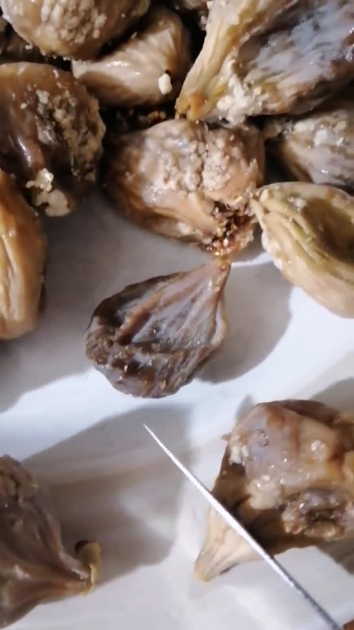 صورة لخطوة 1 من وصفة قطع التين المجفف مع الجوز