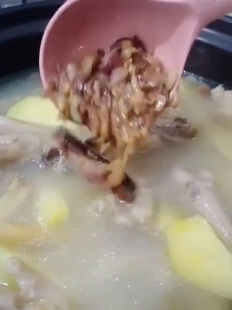 Gambar langkah 4 resipi Sup Kaki Ayam Ala Thai.
