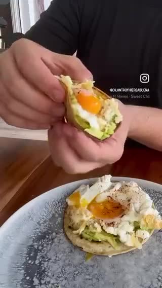 Foto del paso 1 de la receta: Huevos fritos en queso feta (receta viral Tik Tok)
