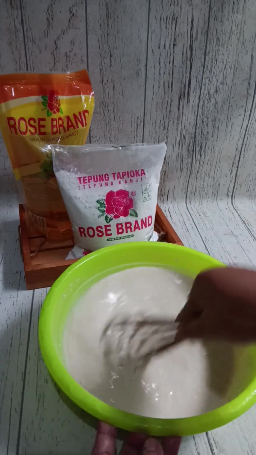 Foto langkah ke 2 dari resep Kulit risoles lembut elastis.