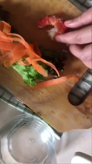 Foto langkah ke 4 dari resep Vietnamese spring roll vegetable shrimp.