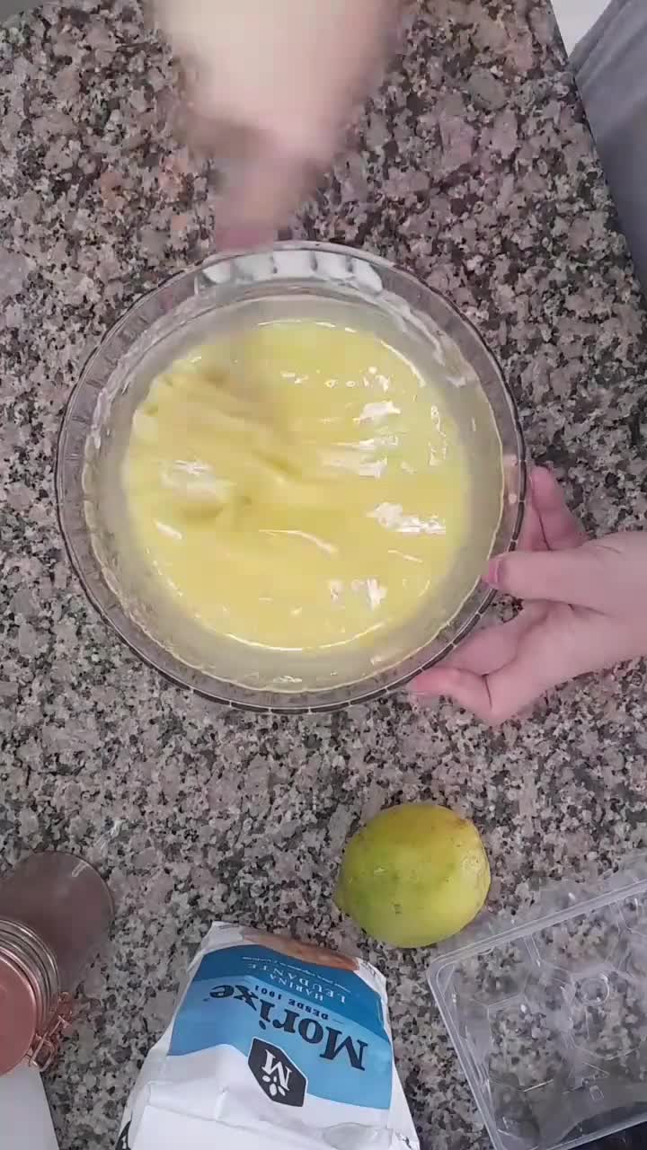 Foto del paso 3 de la receta: Magdalenas de chocolate y vainillas con arándanos 🫐🍫🧁