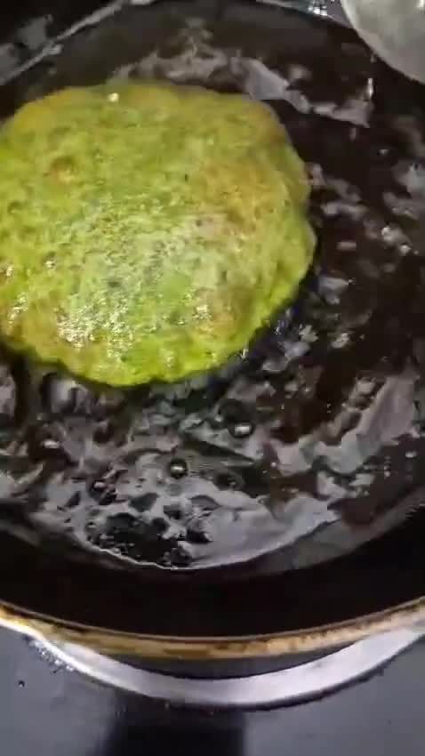 बथुआ मसाला पूरी और मटर आलू टमाटर की चटपटी सब्जी रेसिपी चरण 9 फोटो