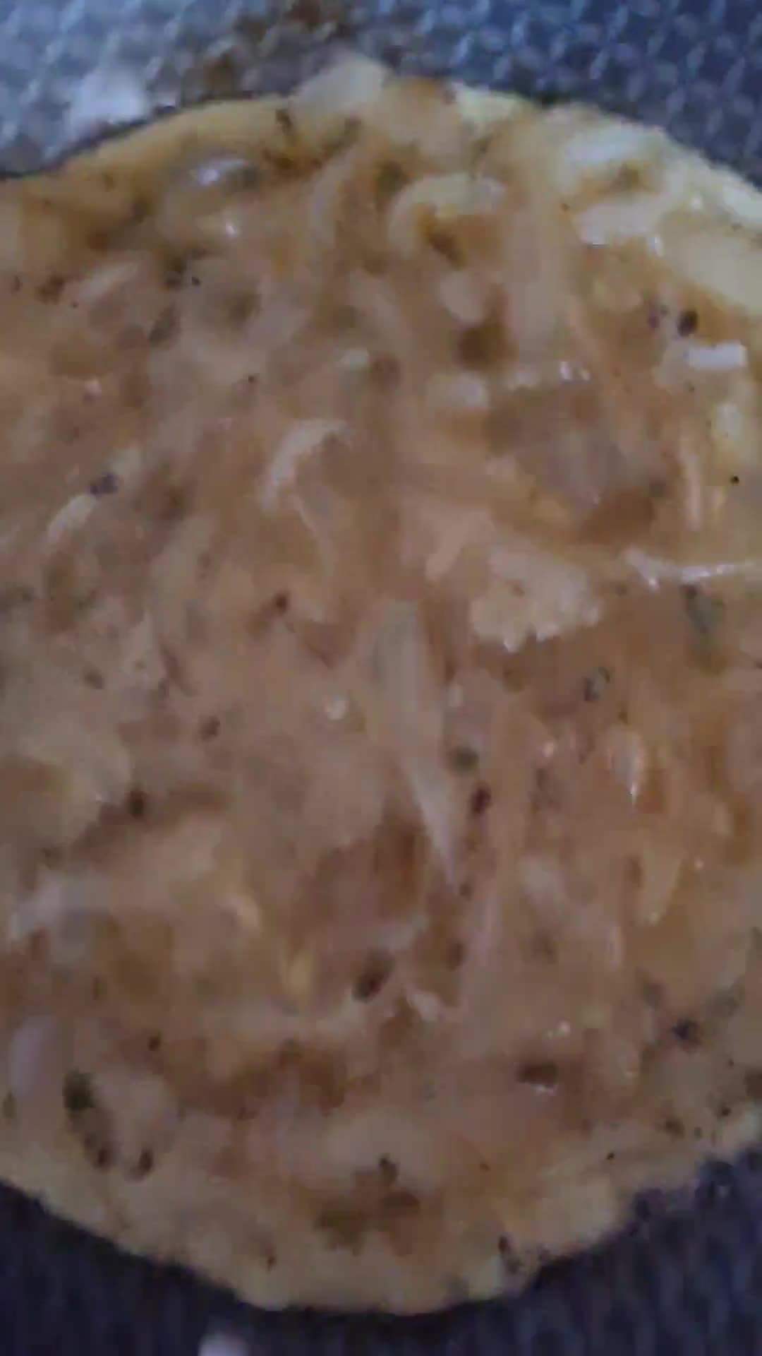 Foto del paso 3 de la receta: Tortilla de cebolla "rehogada" en agua 🧅