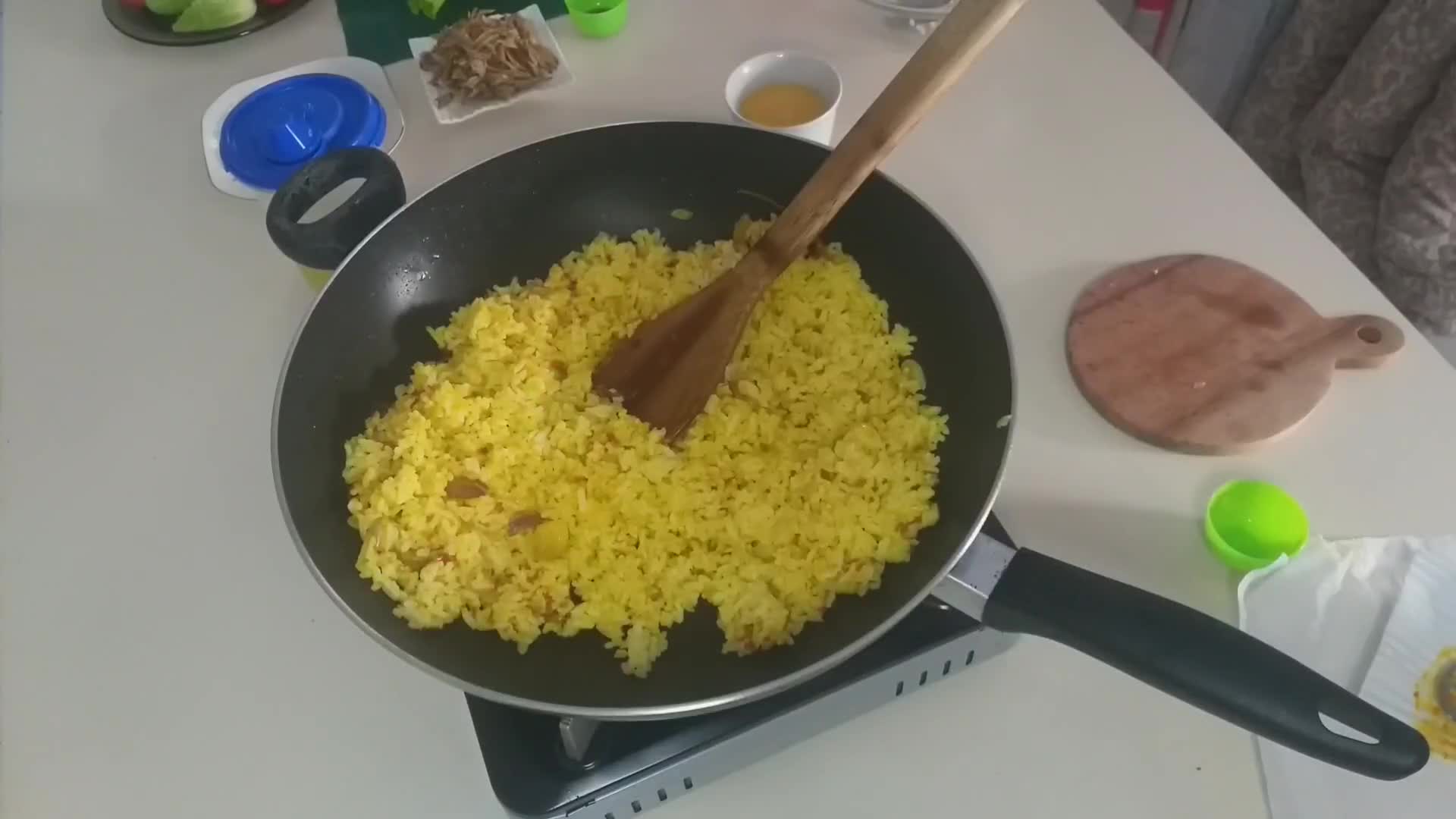 Foto langkah ke 4 dari resep 21. Nasi Goreng Kunyit.