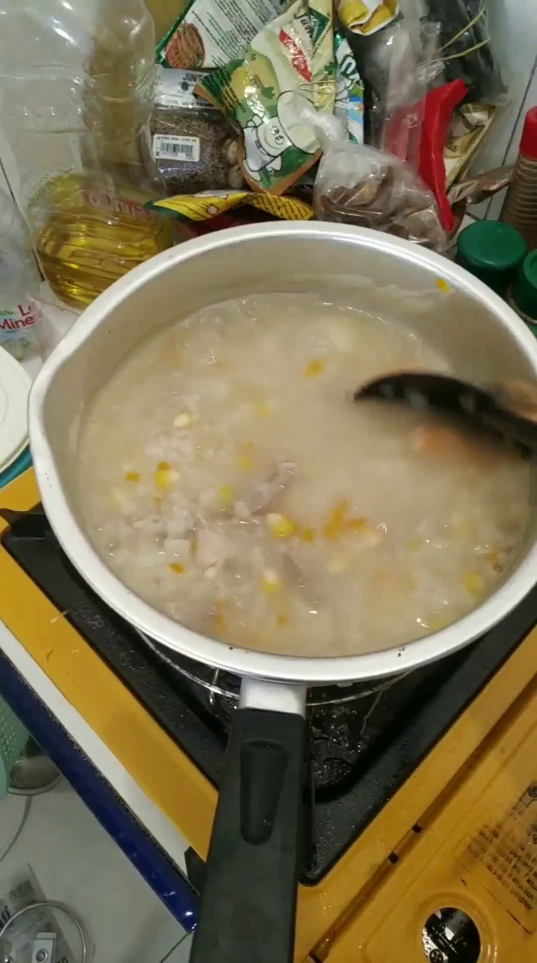 Foto langkah ke 3 dari resep Bubur Nasi, Jagung, Ayam, Udang.