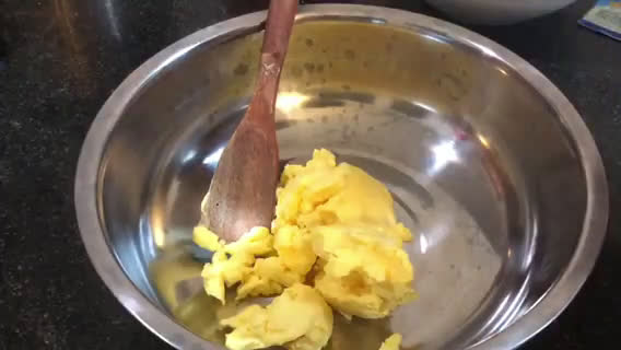 Foto langkah ke 1 dari resep Kukis Pelangi Teflon 3 Bahan.