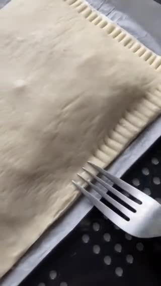 Foto del paso 6 de la receta: Hojaldre de pimientos asados al ajillo, setas y quesos, con top de pimentón dulce y chía