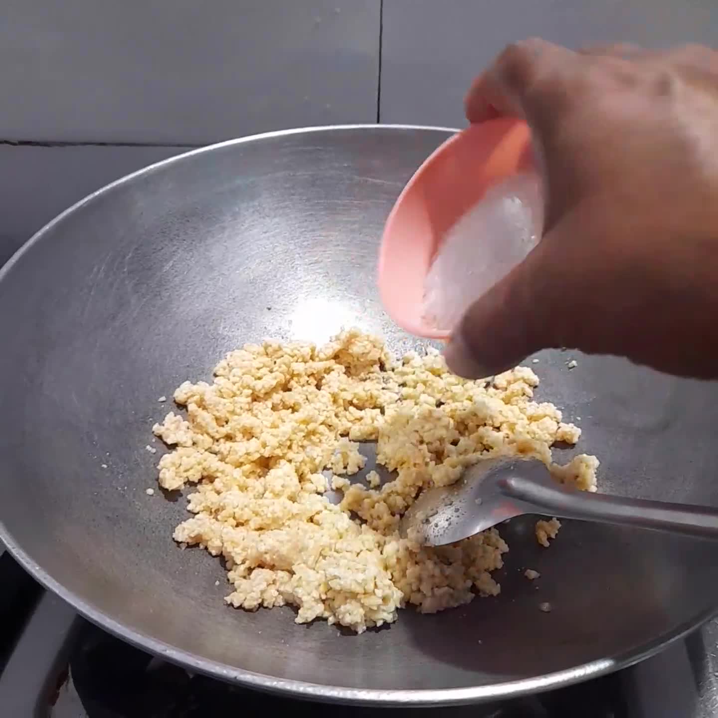 तिल मावा लड्डू रेसिपी चरण 2 फोटो