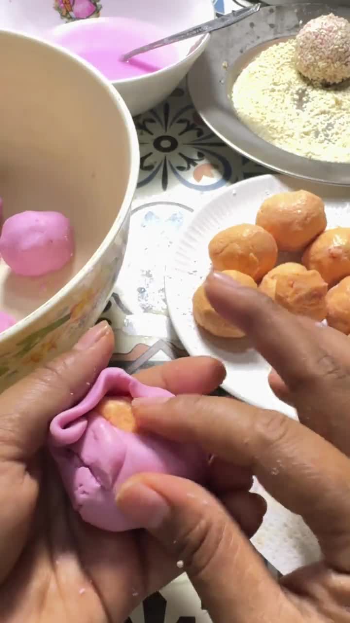 Foto langkah ke 8 dari resep Onde-Onde Manis Telur Asin Buah Naga.