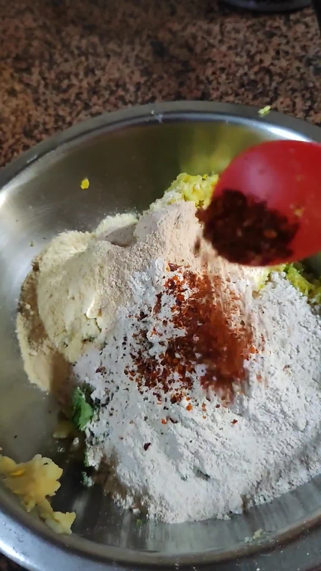 आलू कॉर्न पराठा (Aloo corn paratha recipe in hindi) रेसिपी चरण 3 फोटो