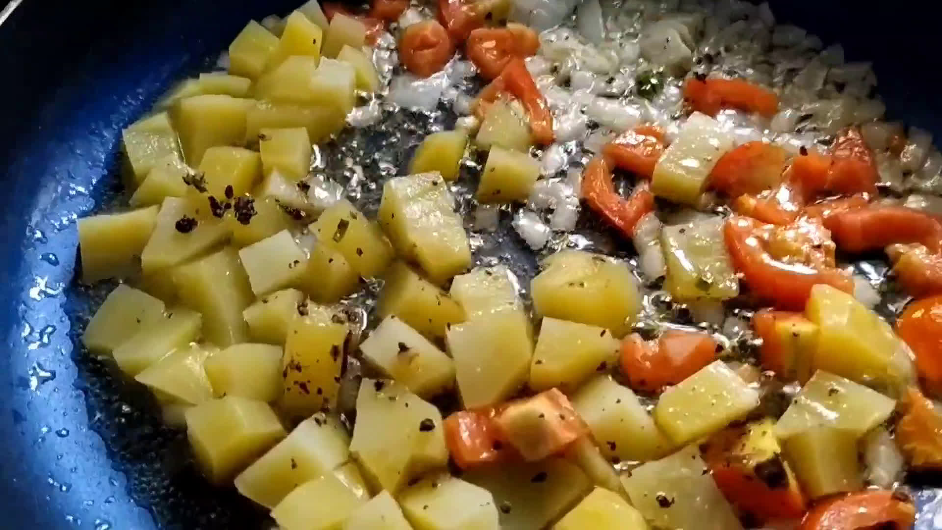 एग विथ पोटेटो ऑमलेट (अफगानी ब्रेकफास्ट) (egg with potato omelette recipe in marathi) रेसिपी स्टेप 3 फोटो 