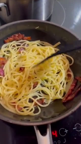 Hình bước làm 3 của món Mỳ Ý Carbonara