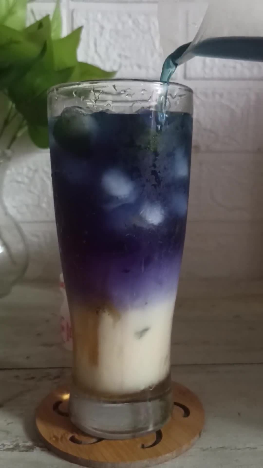Foto langkah ke 3 dari resep Es Teh Bunga Telang Madu Yakult #319.