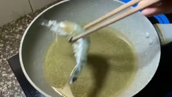 Hình bước làm 2 của món Tôm rang muối bơ tỏi