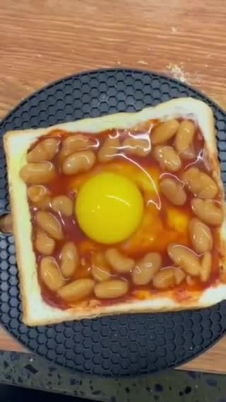 Gambar langkah 2 resipi Roti Telur Bakar dengan Baked Beans.