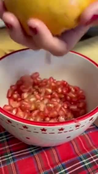 Foto del paso 5 de la receta: Ensalada navideña de granada y salmón ahumado - en vasitos