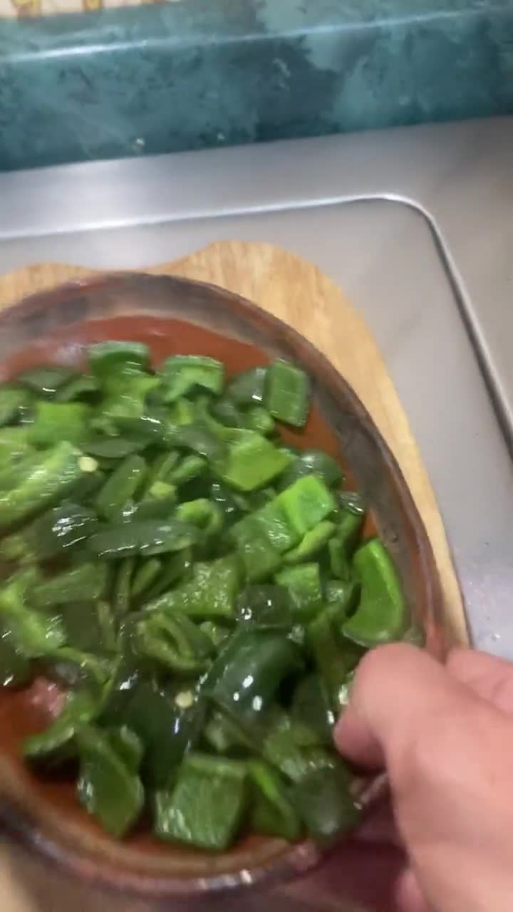 Foto del paso 5 de la receta: Chuleta de res con salsa de chile pasilla y pimiento verde