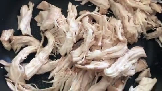 Gambar langkah 2 resipi Sopa de Lima 🇲🇽.