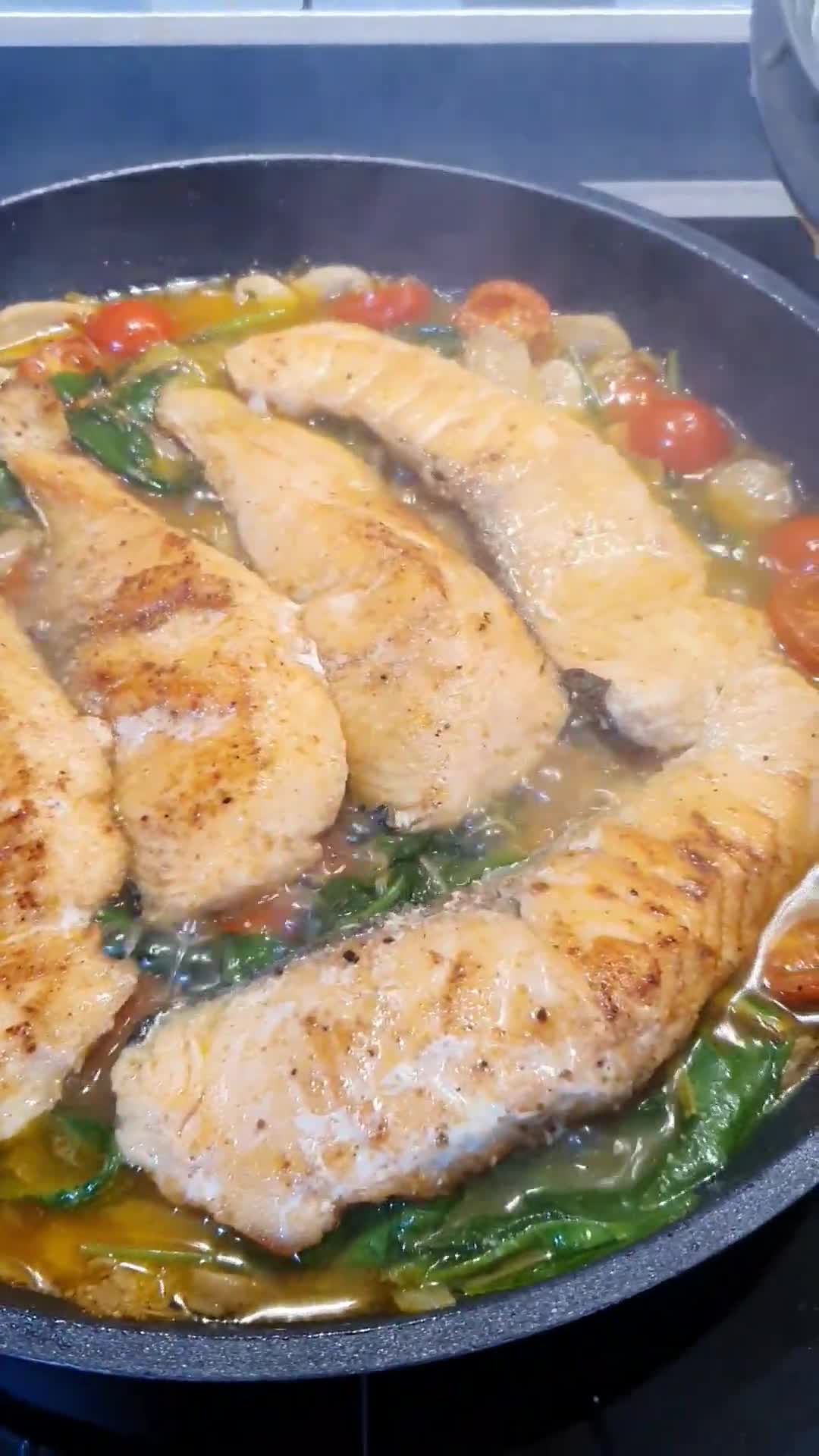 Foto del paso 3 de la receta: Salmón en salsa cremosa de puerro con cherrys y espinacas frescas