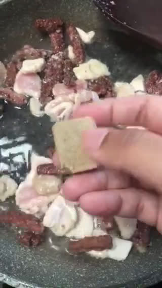 Gambar langkah 2 resipi Chicken & Beef Aglio Olio.