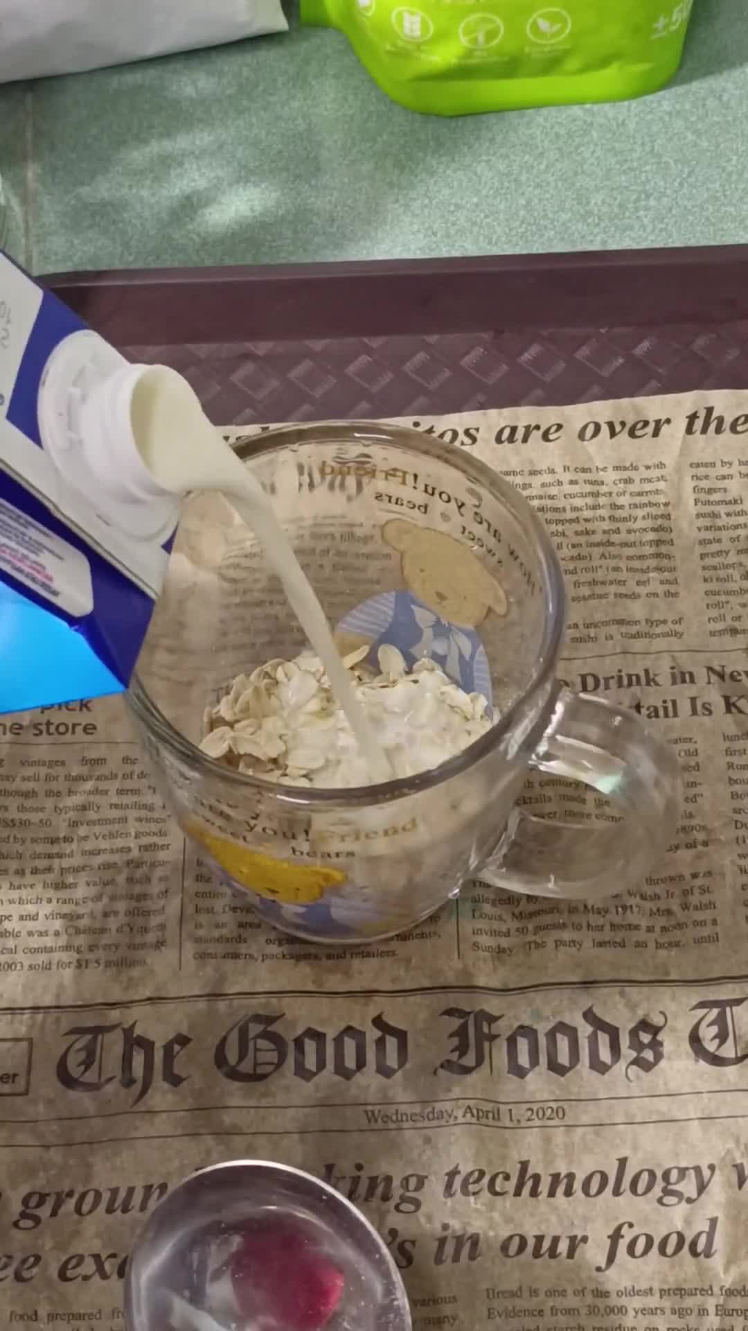 Gambar langkah 1 resipi Overnight oats.